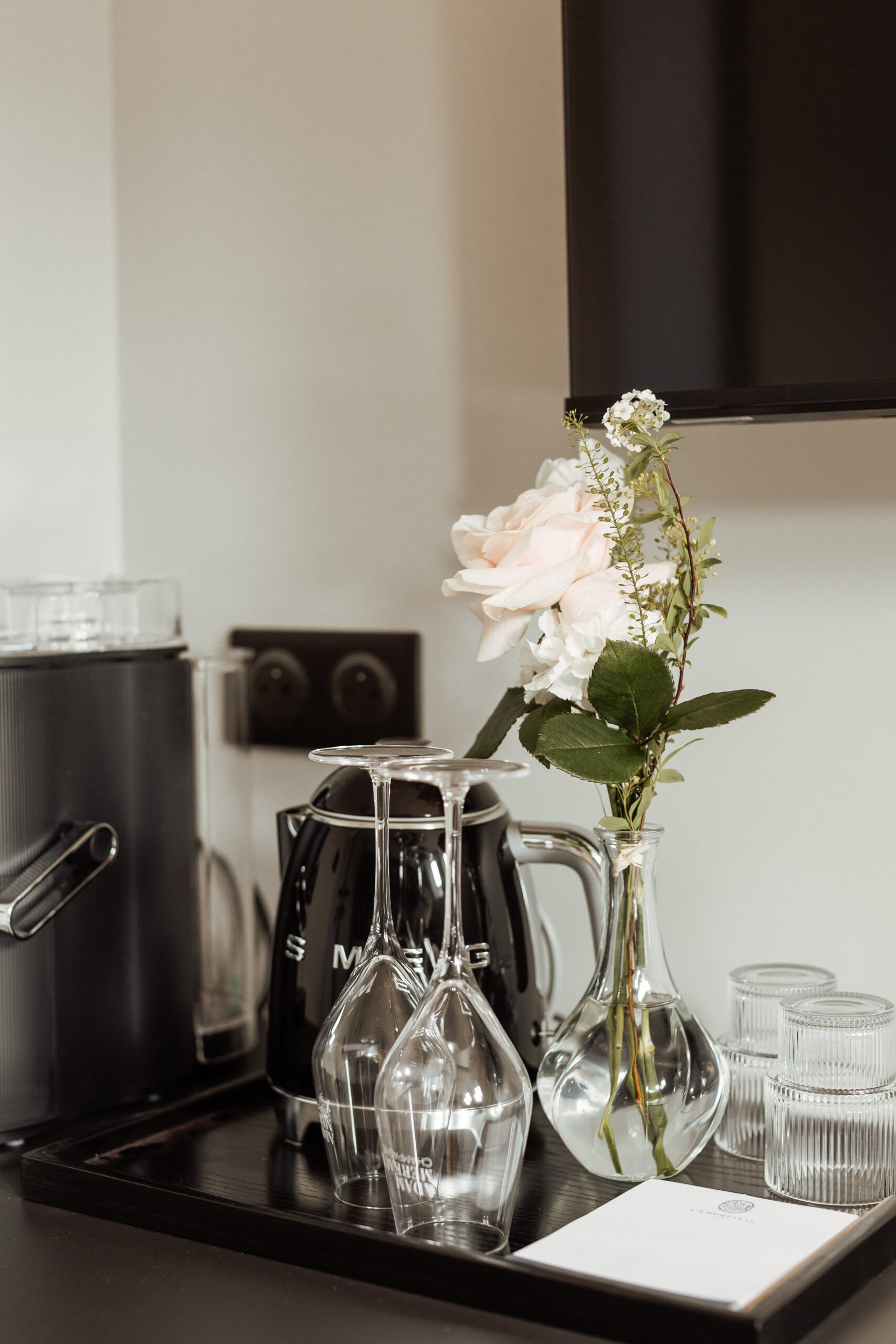 Bueau et machine à café dans la chambre les Voyettes